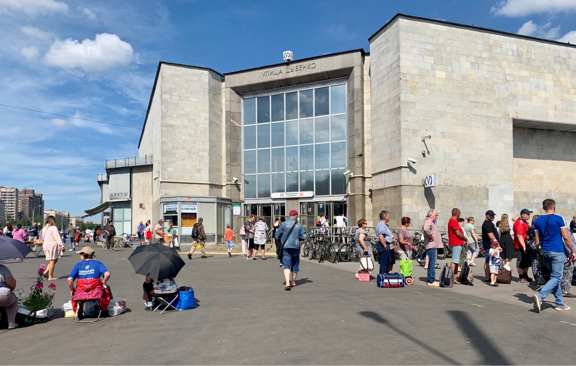 Улица дыбенко санкт петербург. Метро улица Дыбенко. Метро Дыбенко Санкт-Петербург. Очередь в метро Дыбенко. Метро Дыбенко фото.