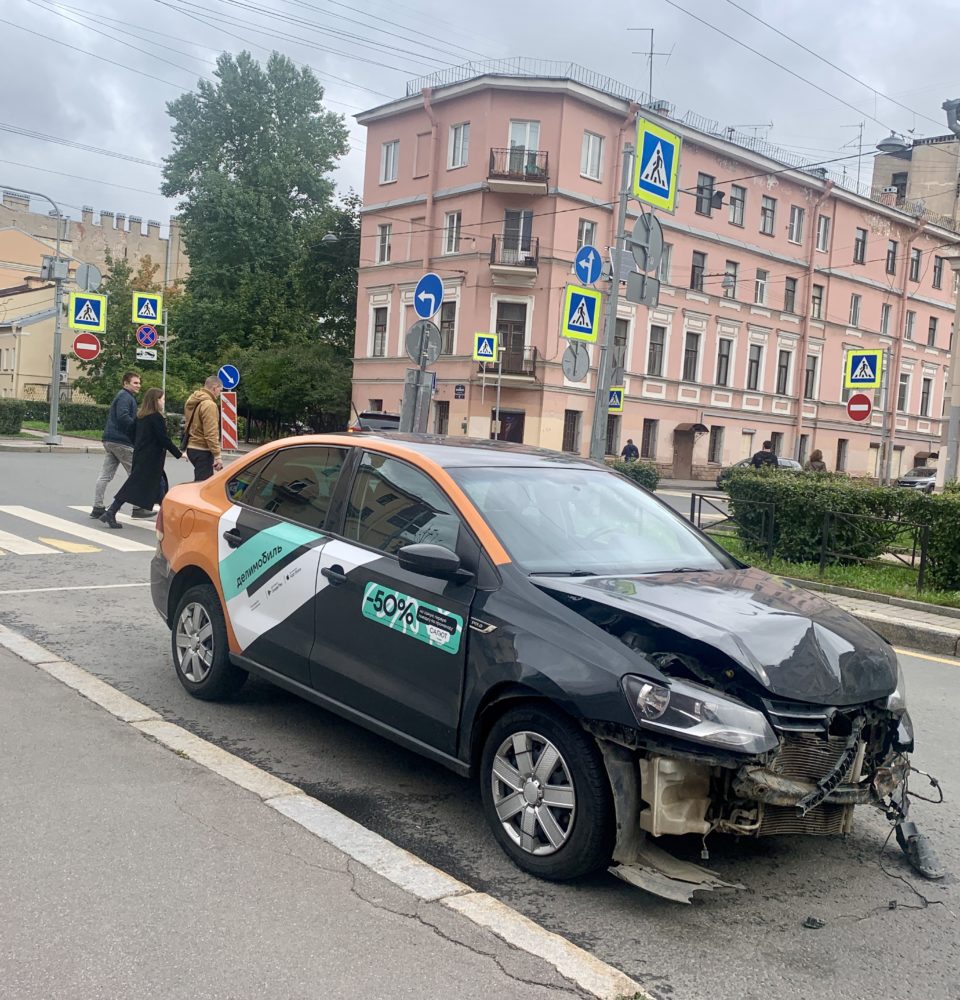 Водитель каршеринга после аварии ездил с трупом на крыше — ПЕТЕРБУРГСКИЙ  ЛИСТОКЪ — актуальные новости СПб